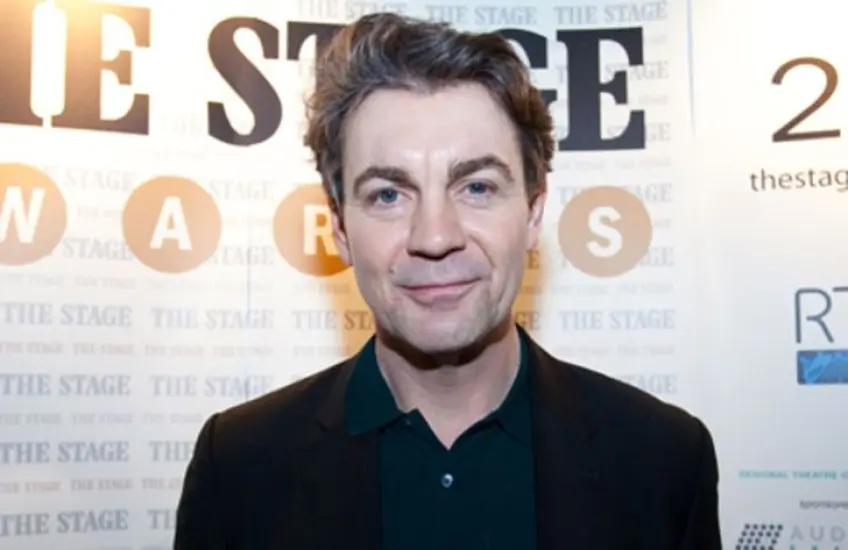 Alexander Hanson Bio: Age, Height, Parents, Wife, Samantha Bond, Wiki